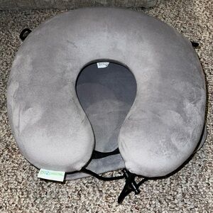 go2pillow travel neck pillow and back pillow. NWOT